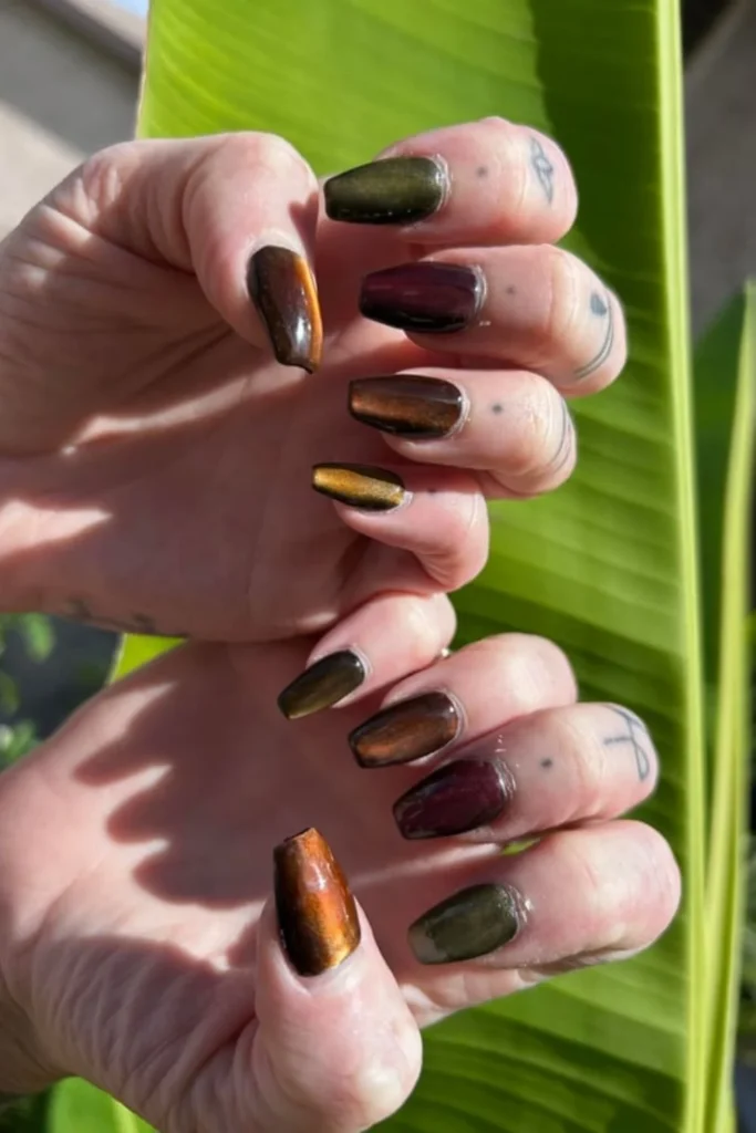 Metallic shimmering cat-eye manicure in bronze and olive tones for fall transition nails ideas